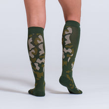 Load image into Gallery viewer, Zeropoint Compression socks green camo rear
